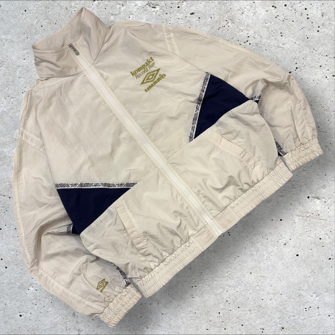 [100] 엄브로 바람막이 화이트 KOMPAKT 레코드바 B409 상품이미지2