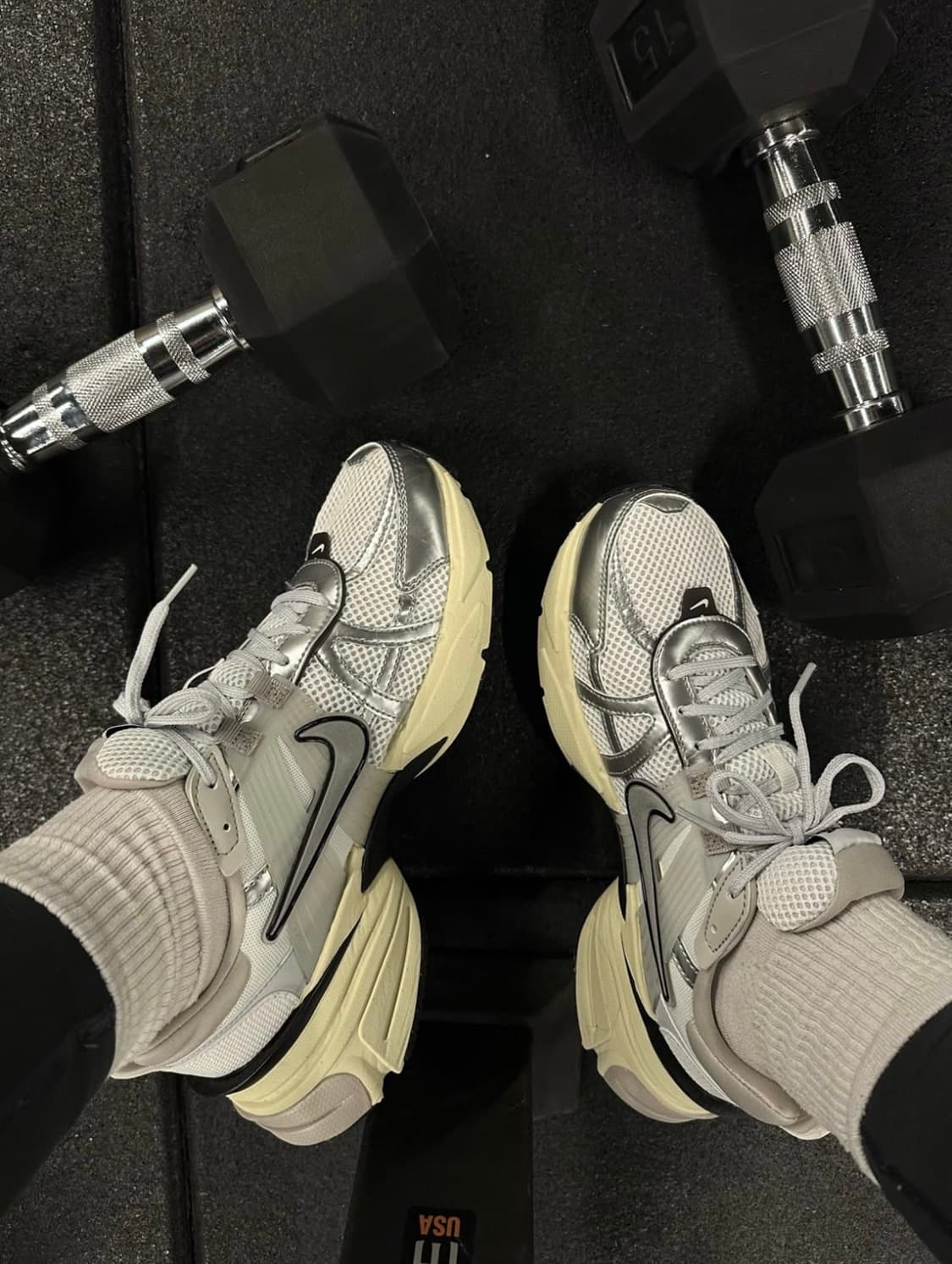 나이키 V2K Run 화이트 메탈릭 실버 225 상품이미지3