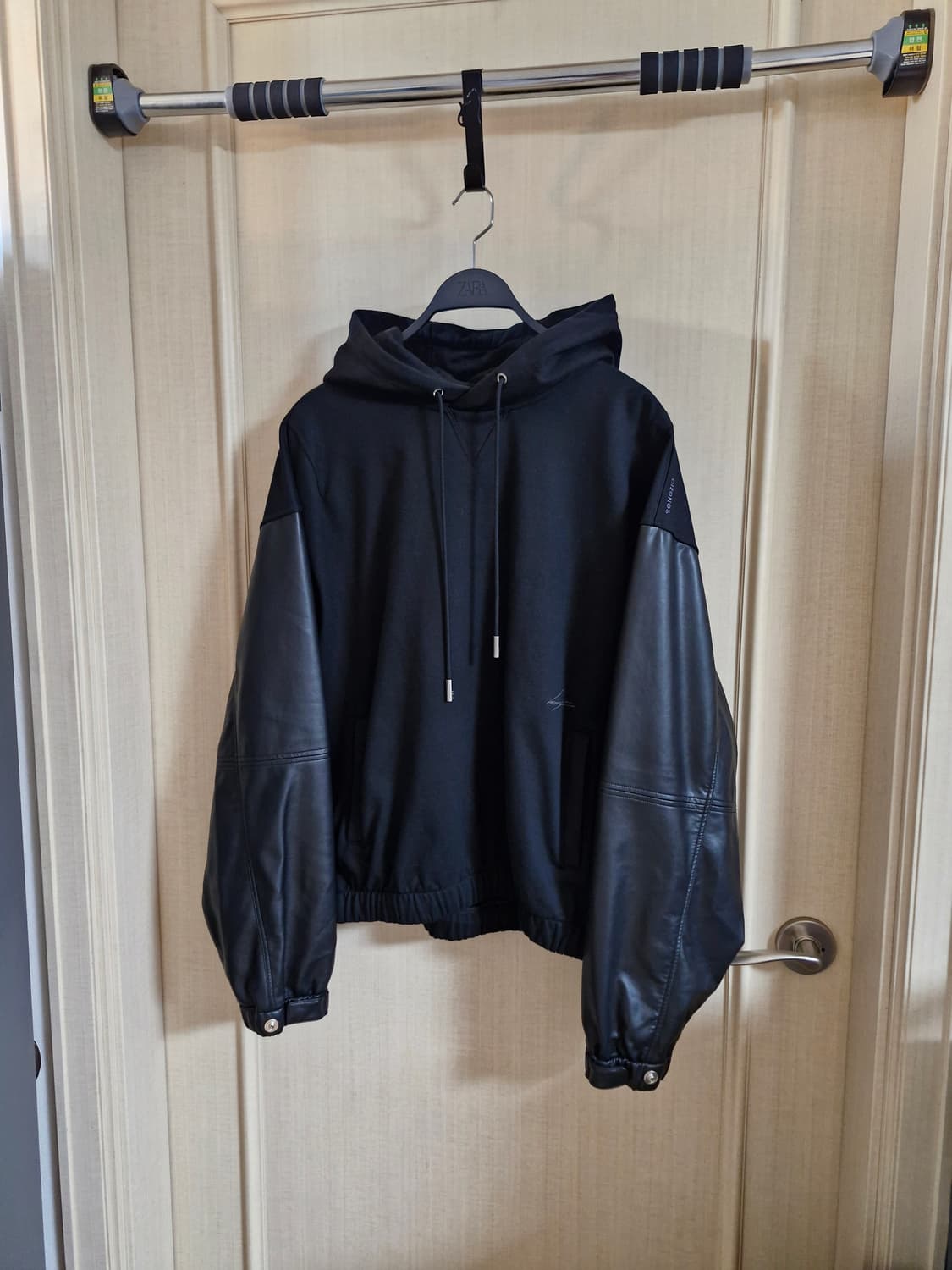 송지오 옴므 컬렉션 레더 자수 후드티 블랙 48 상품이미지1