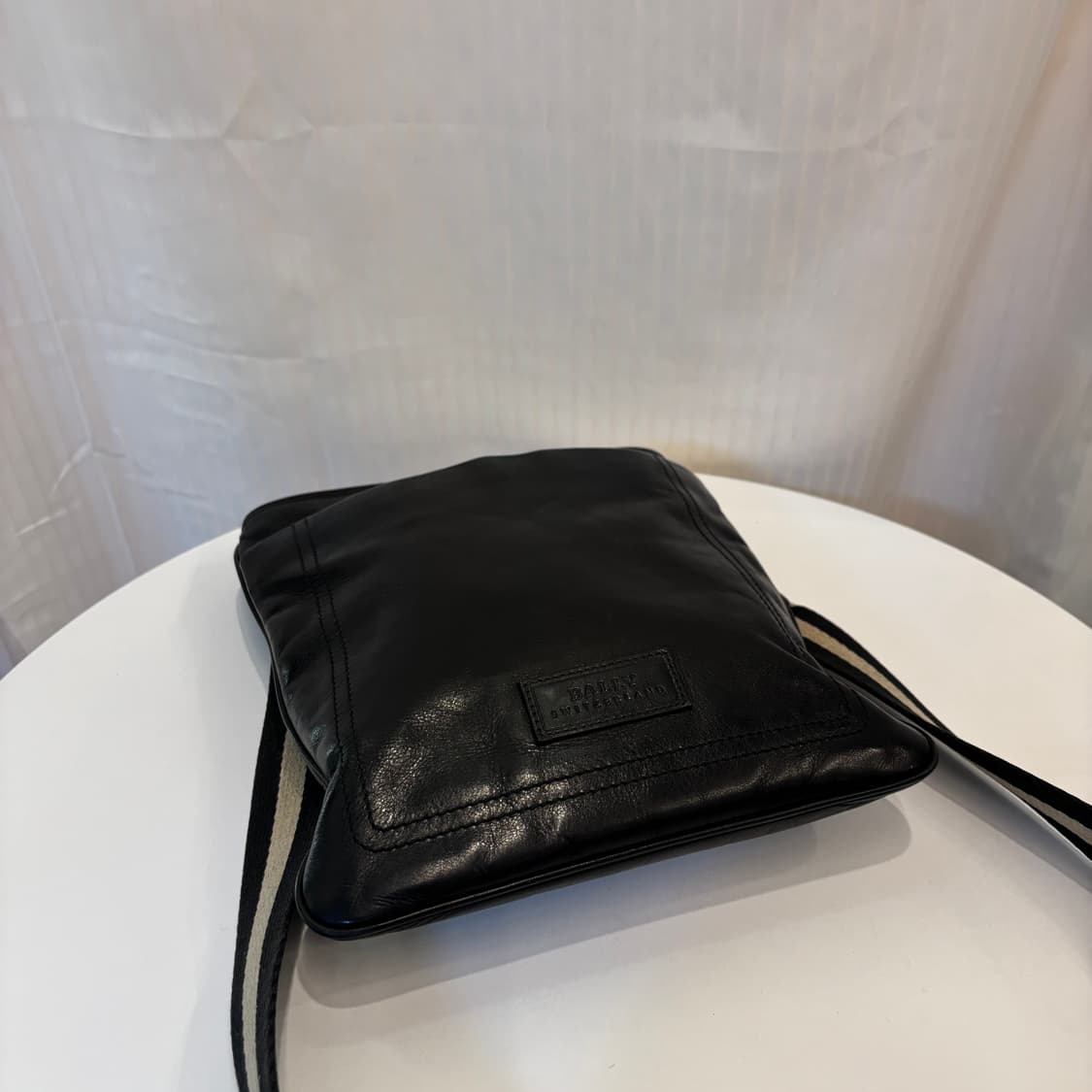 정품 발리 블랙 크로스백     상품이미지7