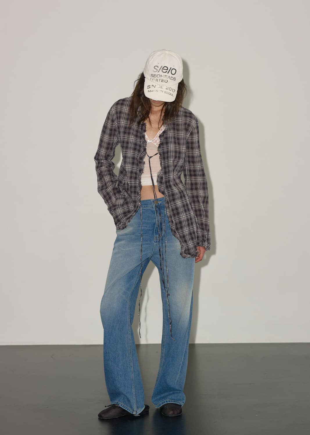 s/e/o ruffled check tie blouse - black 상품이미지5