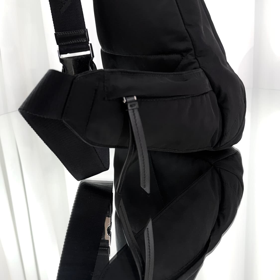 [정품] 프라다 삼각로고 리나일론 레더 슬링백 2VZ092 상품이미지10