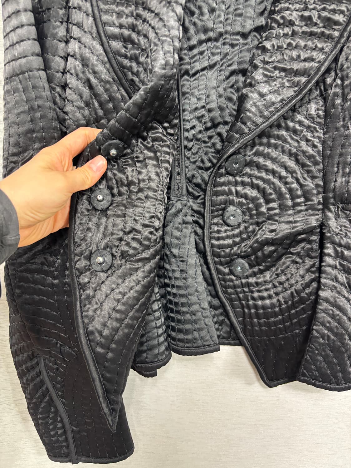 아르마니 진스 써큘러 퀼팅 자켓 여성44-55 상품이미지4