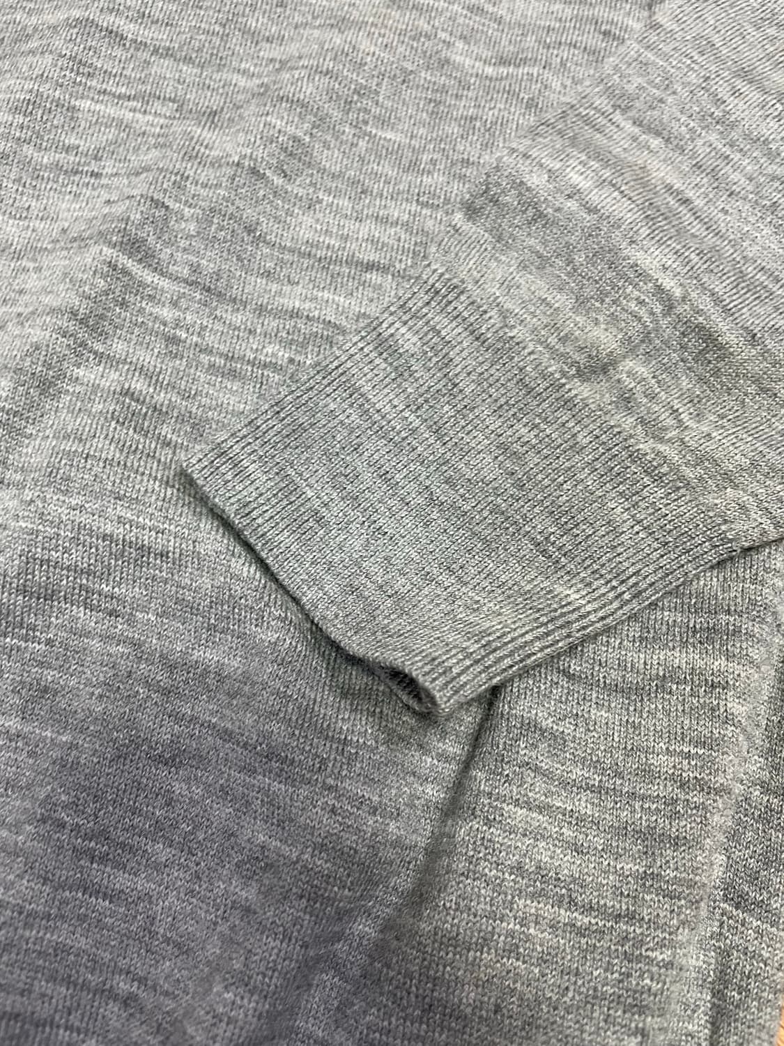 유니클로 3포켓 카라 니트 그레이 상품이미지3