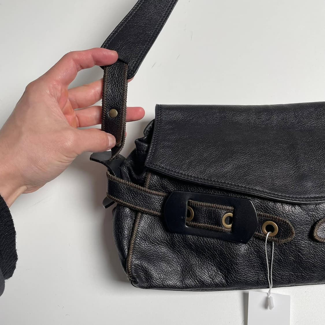 Nicoli 아일렛 스트랩 레더 백 상품이미지3