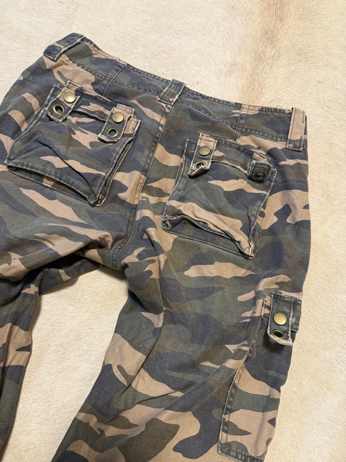 버클 디테일 카모팬츠 상품이미지5