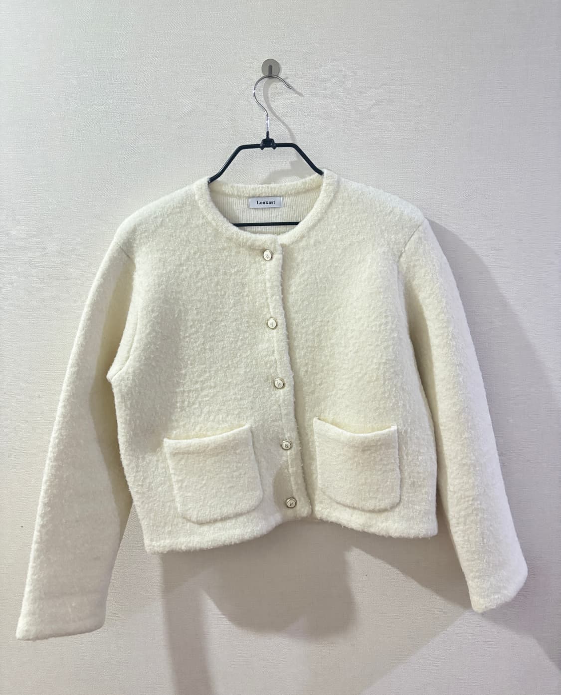룩캐스트 화이트 퍼 가디건 상품이미지1