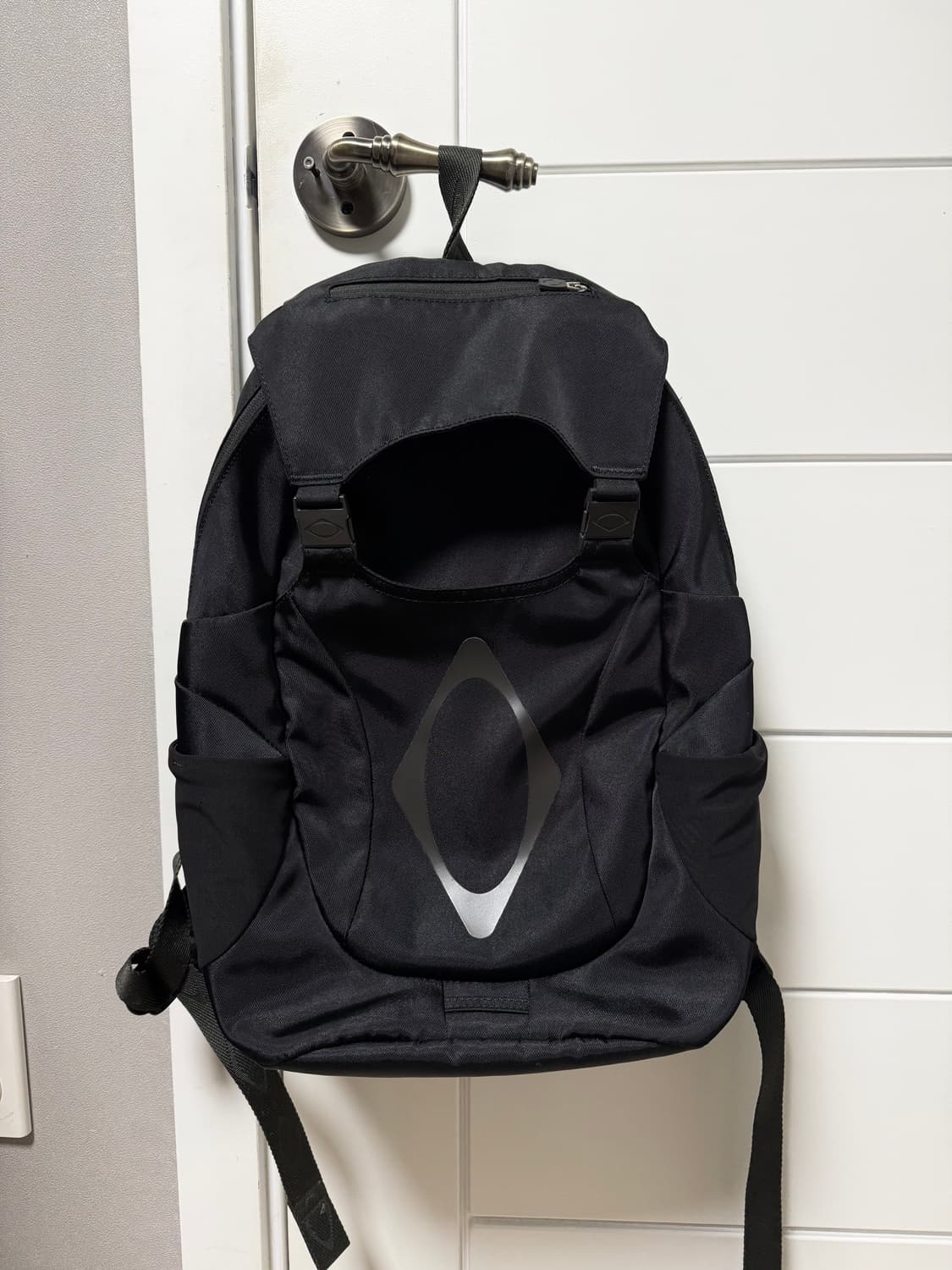 미스치프 버클 플랩 백팩 블랙 상품이미지1