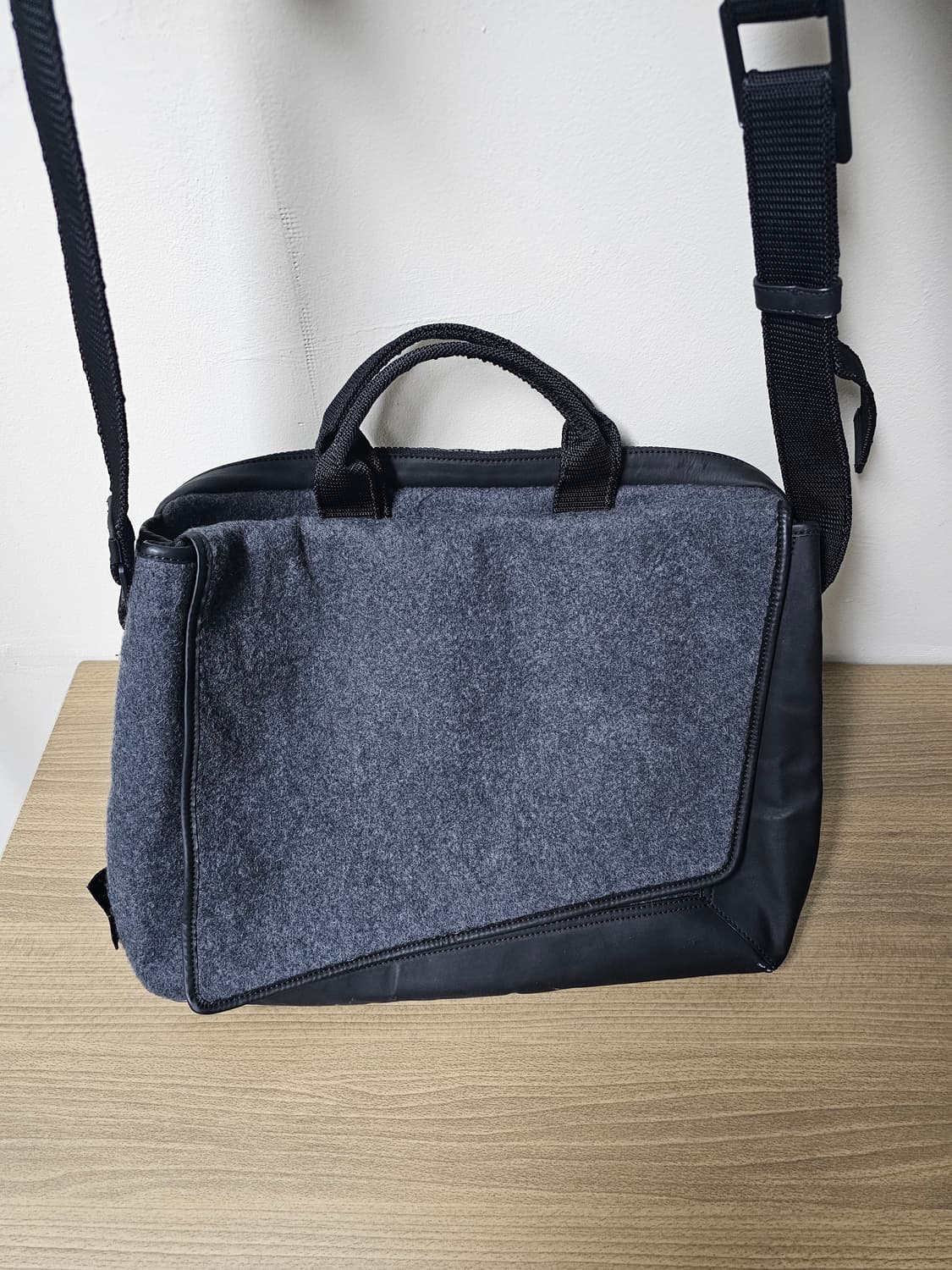 스톤아일랜드 와펜 메신저백 상품이미지2