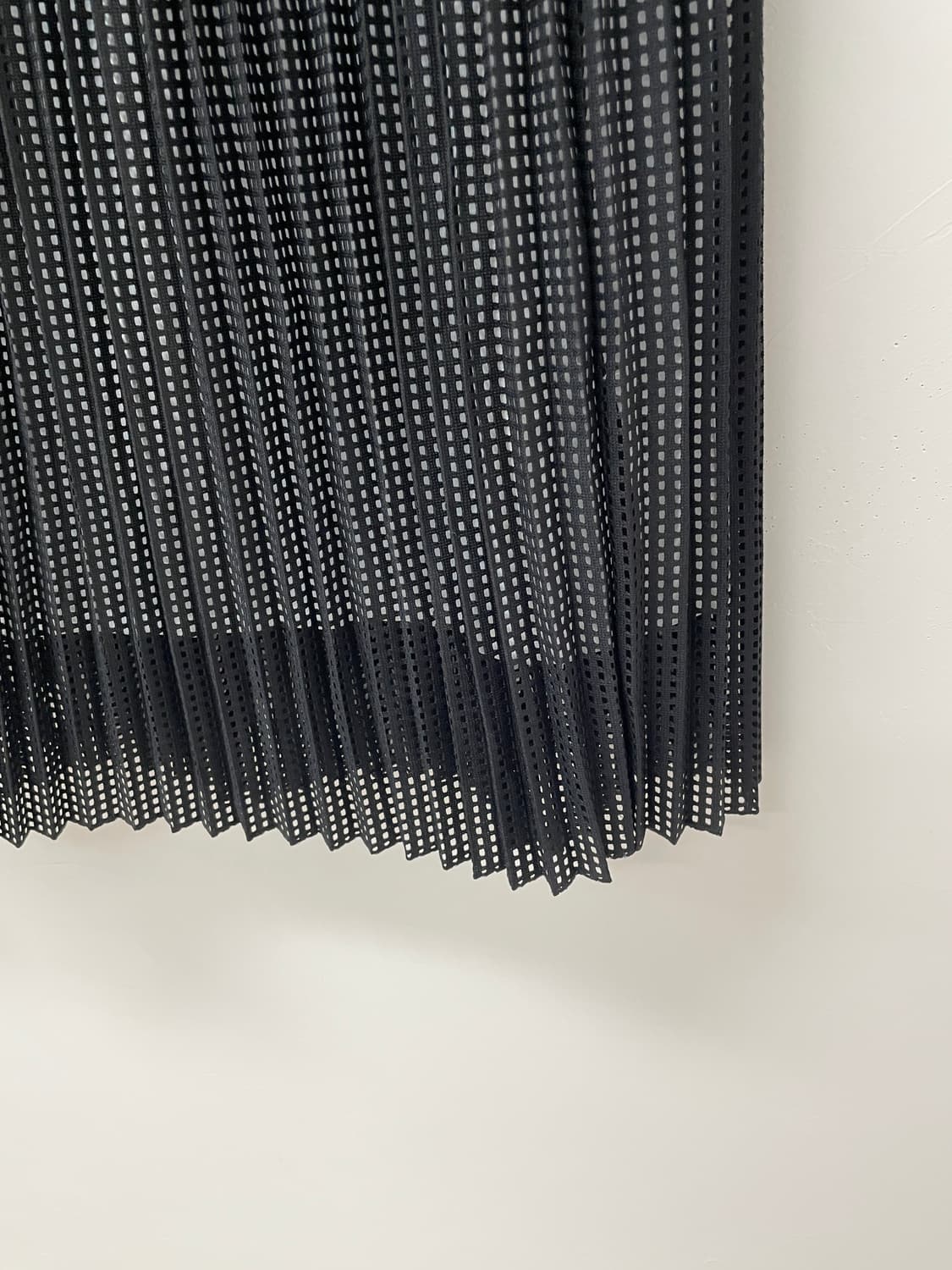 rhythomos 블랙  펀칭 플리츠 스커트 상품이미지4