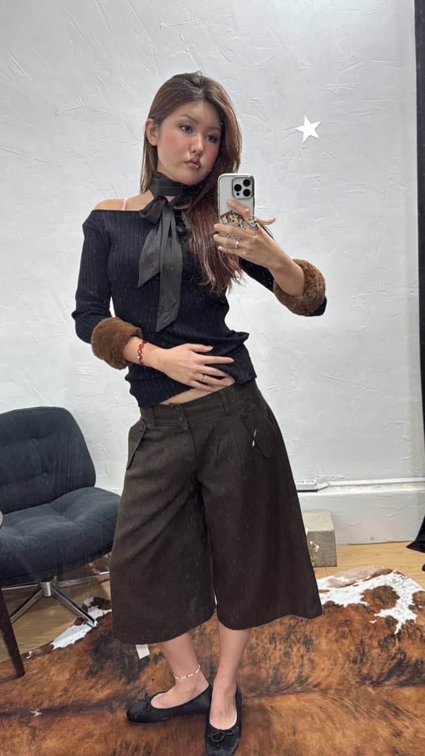 원숄더 퍼 소매 디테일 골지 니트 탑 상품이미지1