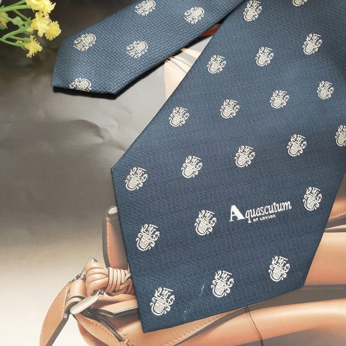 아쿠아스큐텀 실크 네이비 로고 넥타이 10.4cm A~B등급 K1247
 상품이미지4