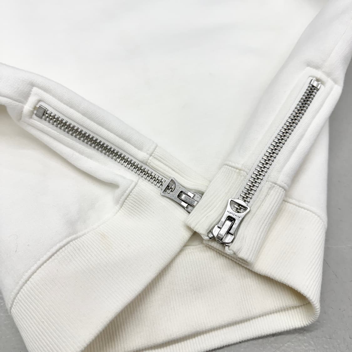 아크네스튜디오 크롭 사이드지퍼 맨투맨 상품이미지4