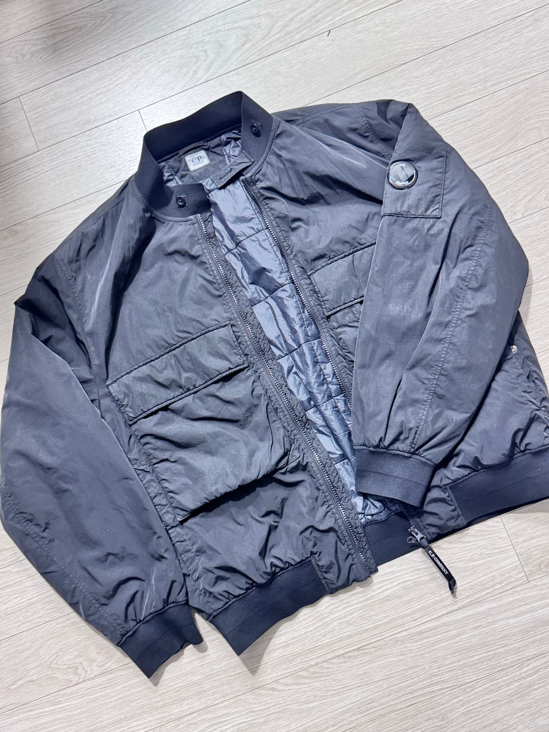 C.P. 컴퍼니 크롬-R 봄버 자켓 블랙 - 25RW ‼️매장판 한정‼️ 상품이미지1