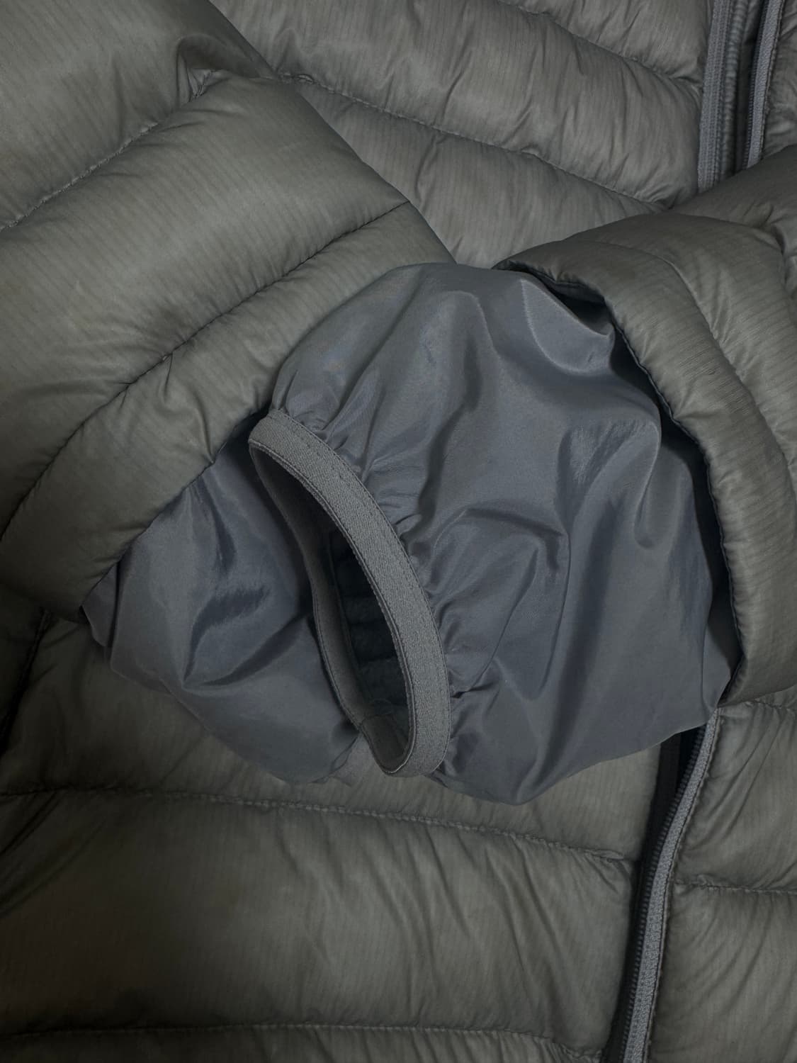 [4] 산산기어 서픽스 경량패딩 그레이 4사이즈 24FW 상품이미지3