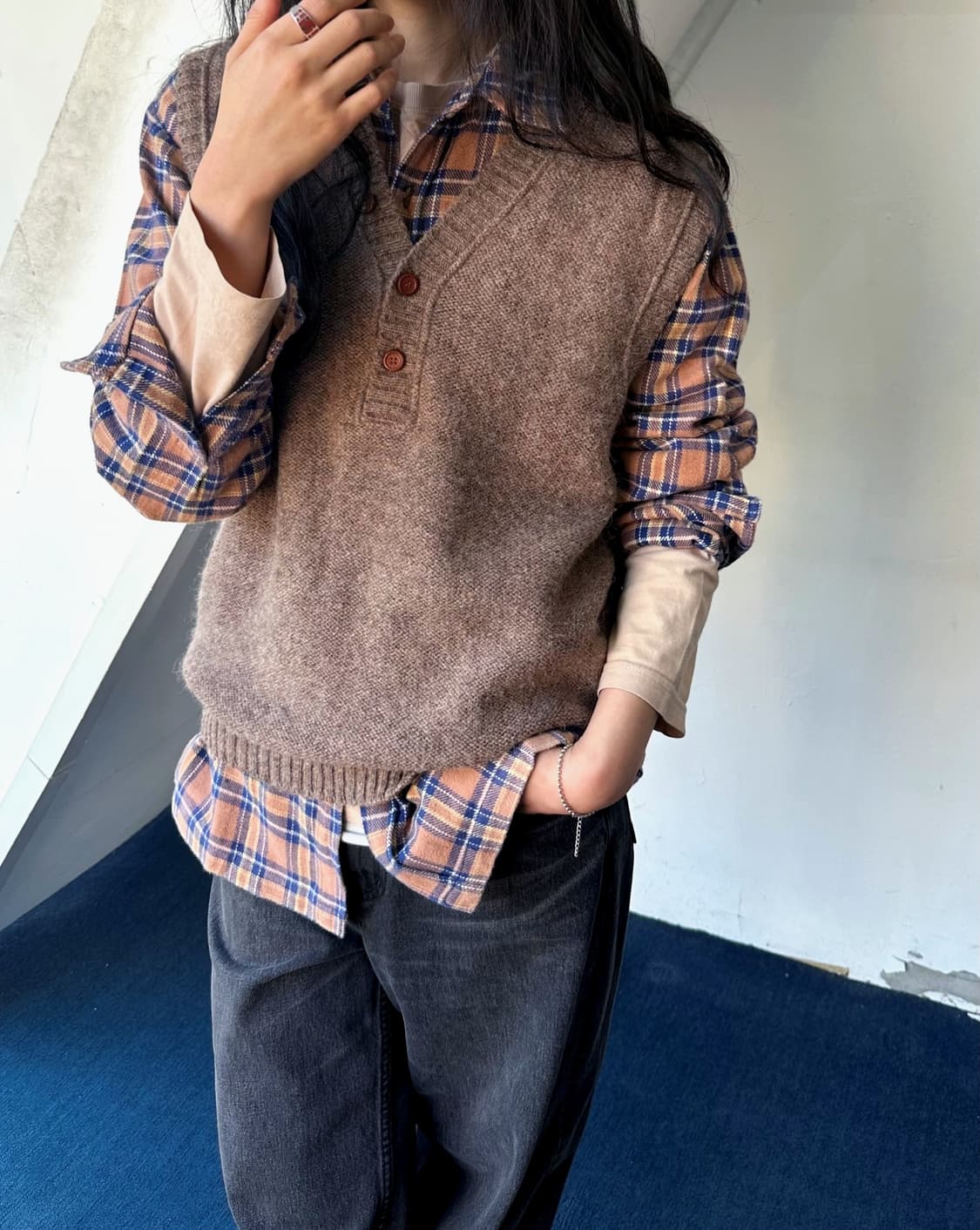 Wool v-neck design knit vest 상품이미지8