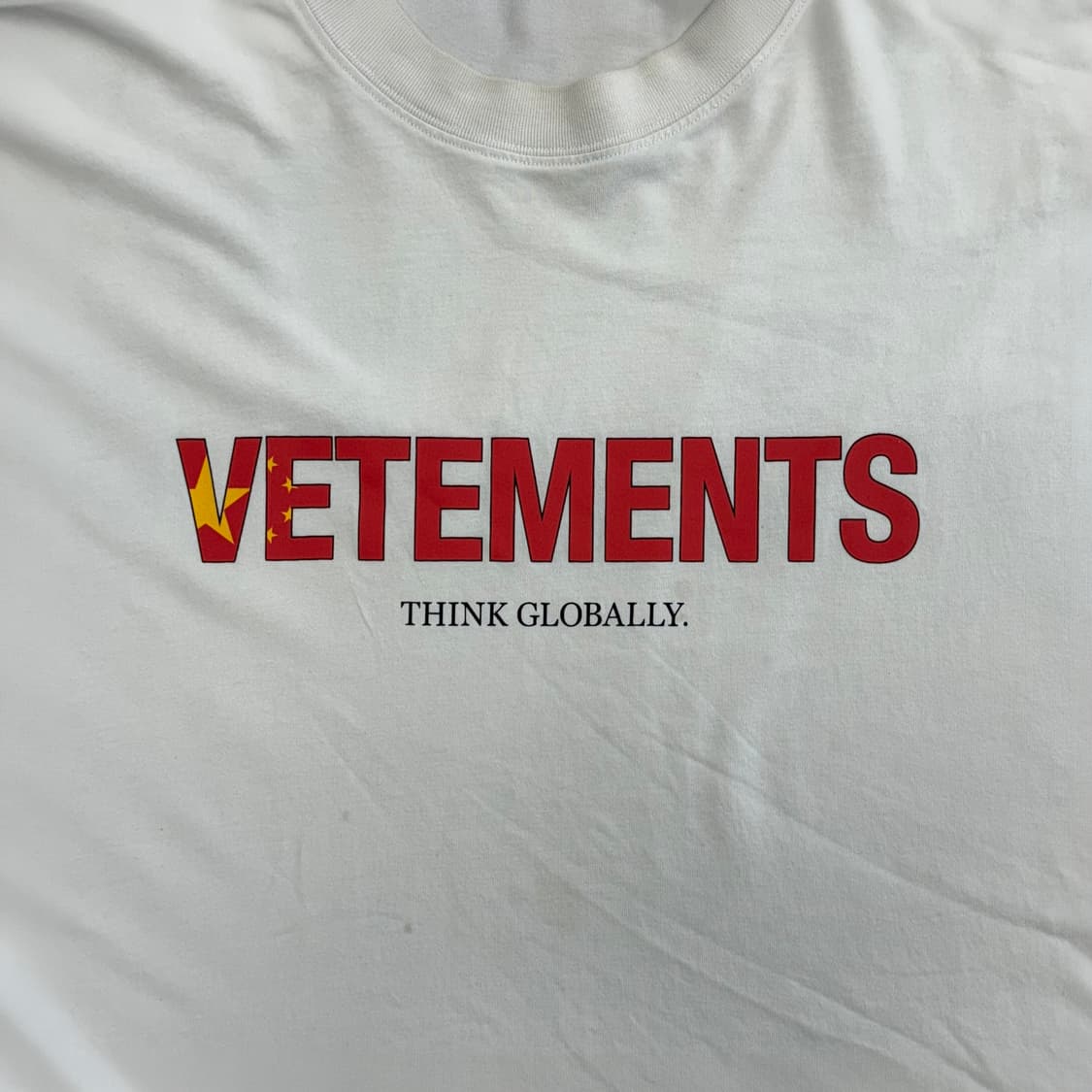 Vetements 베트멍 Think Globally 로고 티셔츠 화이트 상품이미지5
