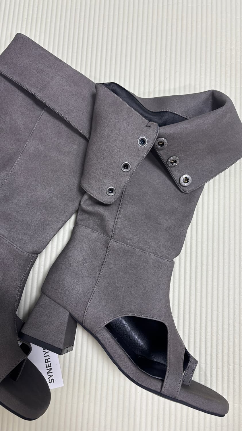 시너진 부츠 SQUARE OPEN FOLDED BOOTS CHARCOAL 상품이미지1