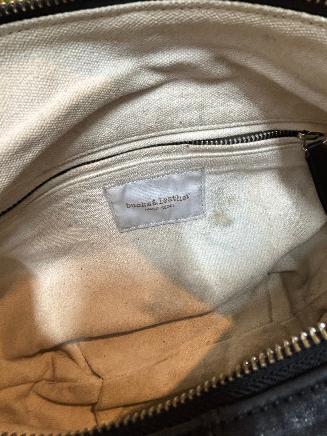 bucks & leather 미니멀 레더 반달 호보백  상품이미지8