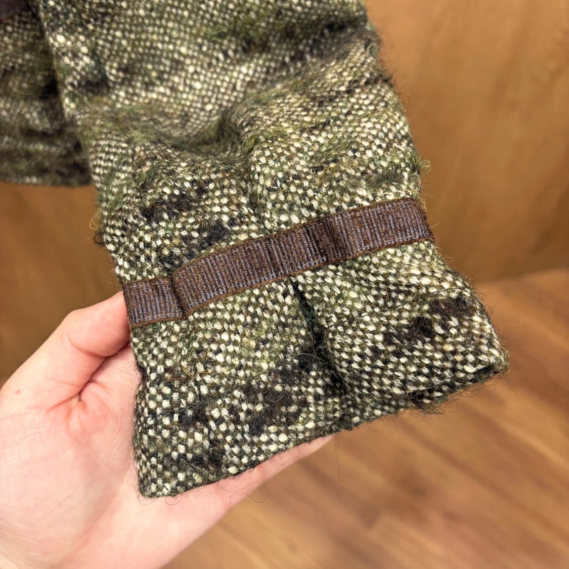 막스앤코 슬림핏 트위드 자켓 클래식 싱글 버튼 리본 테이핑 디테일 카키 상품이미지6