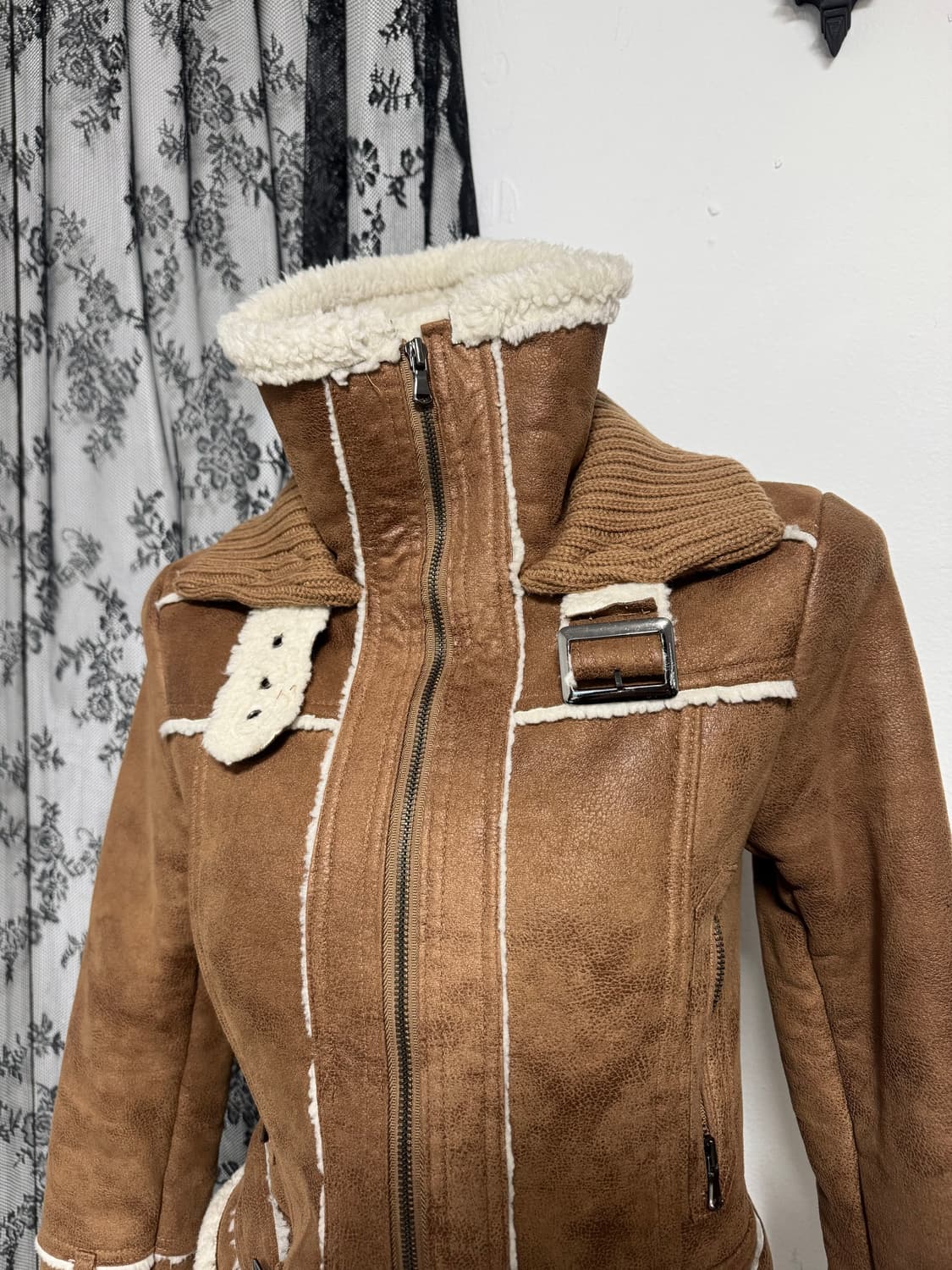 High-Neck Buckle Shearling Jacket 상품이미지3