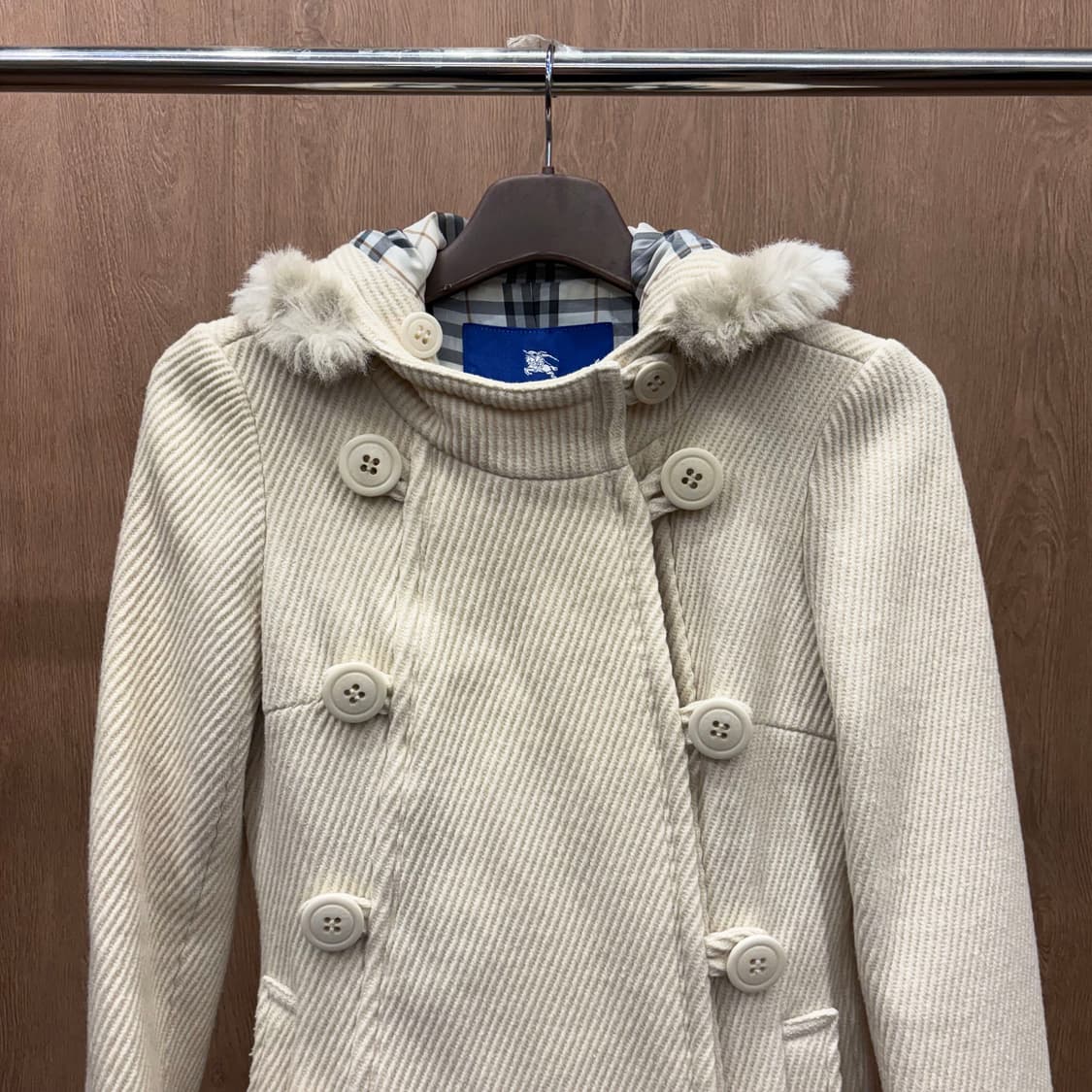 버버리 블루 라벨 후드 코트 더블 버튼 퍼 트리밍 포켓 디테일 아이보리 상품이미지4