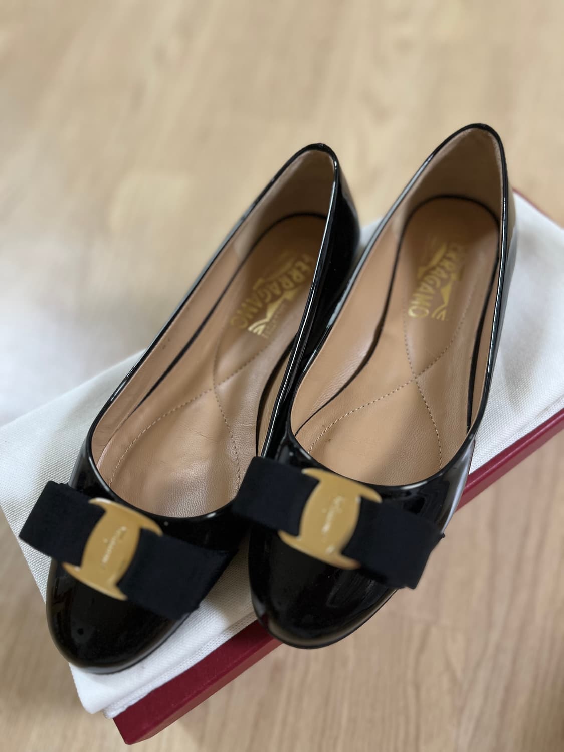 페라가모 바리나 플랫슈즈 블랙 230 유광 상품이미지2