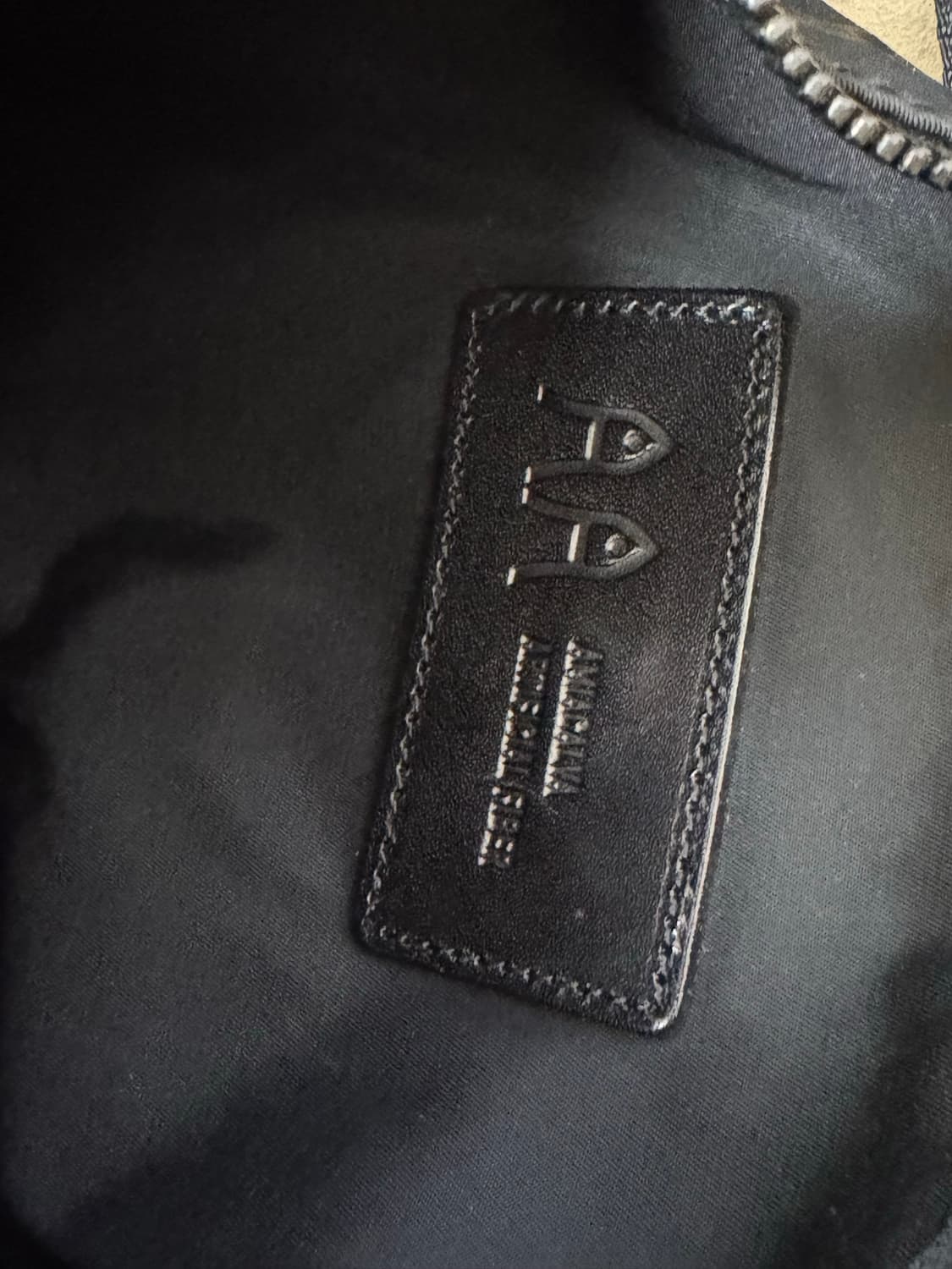 아미아칼바 개버딘 바디백 블랙 S 상품이미지9