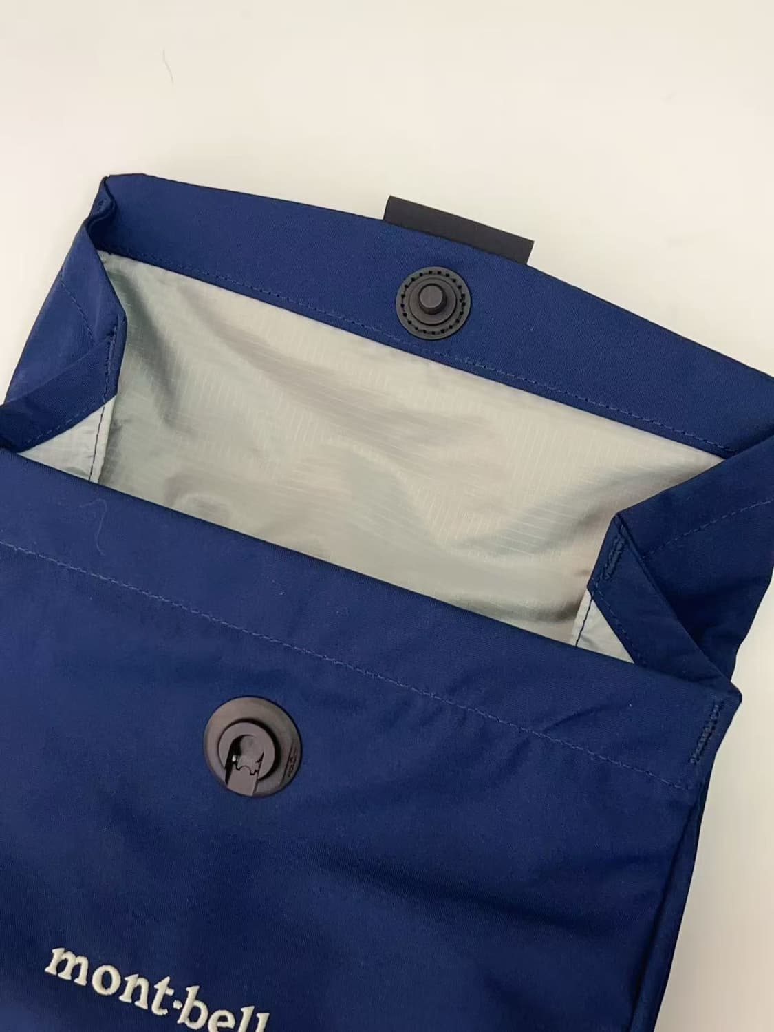 (새상품)몽벨 롤 탑 플랩팩 15 백팩 네이비 상품이미지7