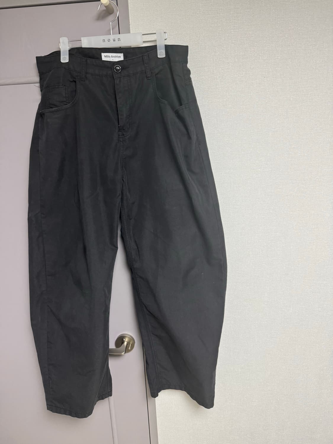 밀로 아카이브 리플렉트 커브드 치노 팬츠 블랙 상품이미지2