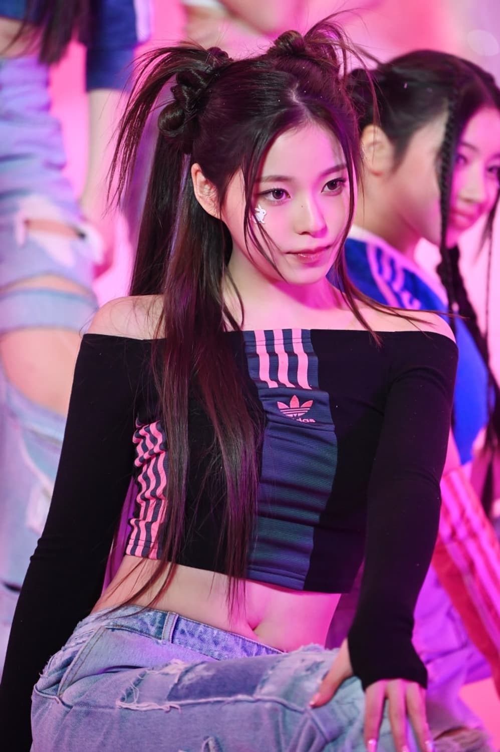 유이브 빈티지 한소희 아디다스 커스텀 오픈숄더 엔믹스 규진 에이핑크착용 상품이미지4