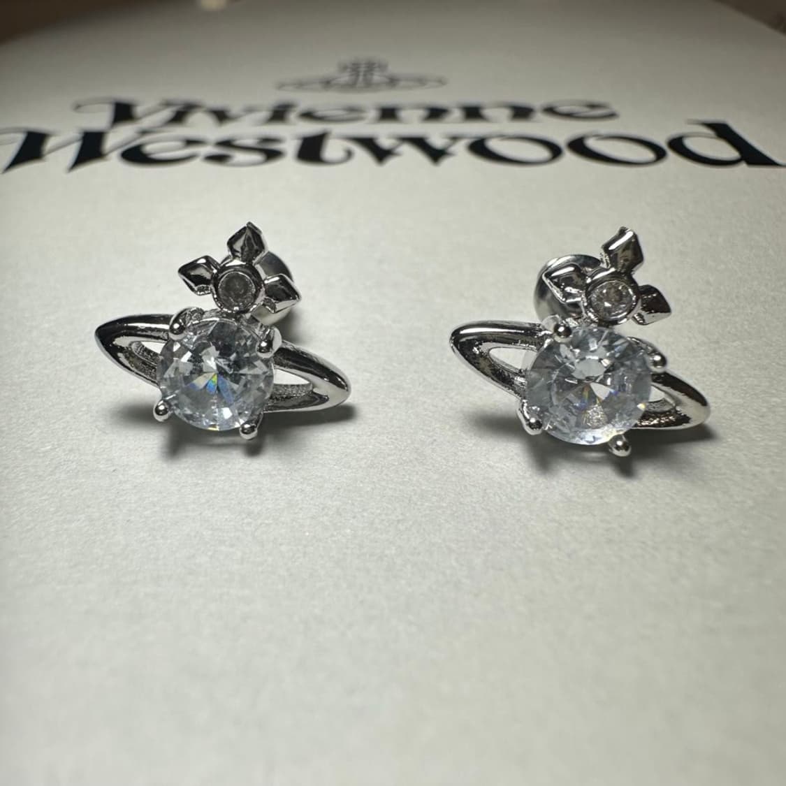 비비안웨스트우드 아카이브 화이트 크리스탈 orb 귀걸이 상품이미지3