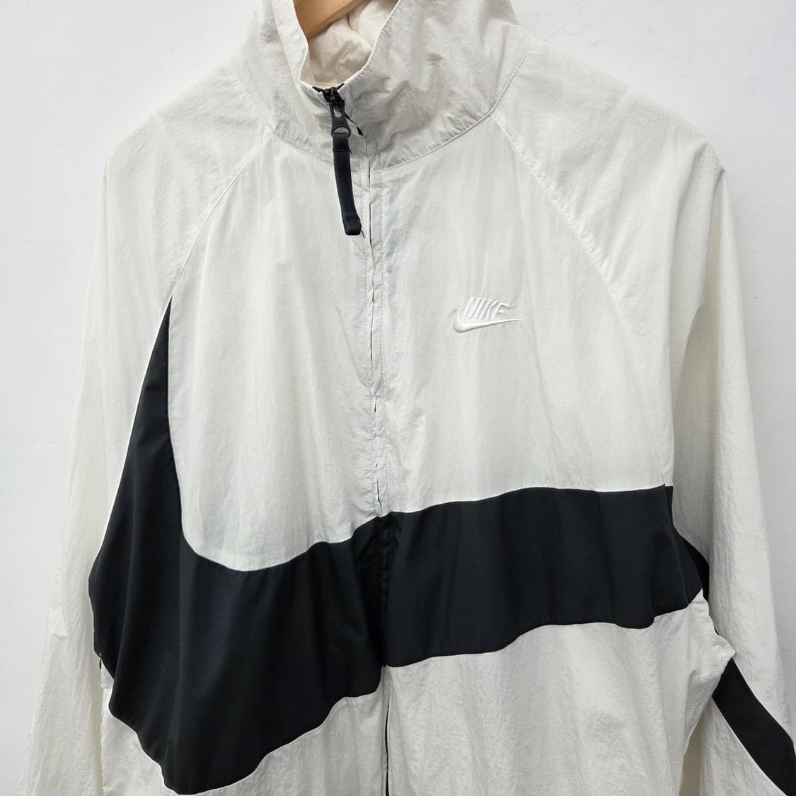 나이키 빅스우시 바람막이 화이트 블랙 여L 상품이미지3