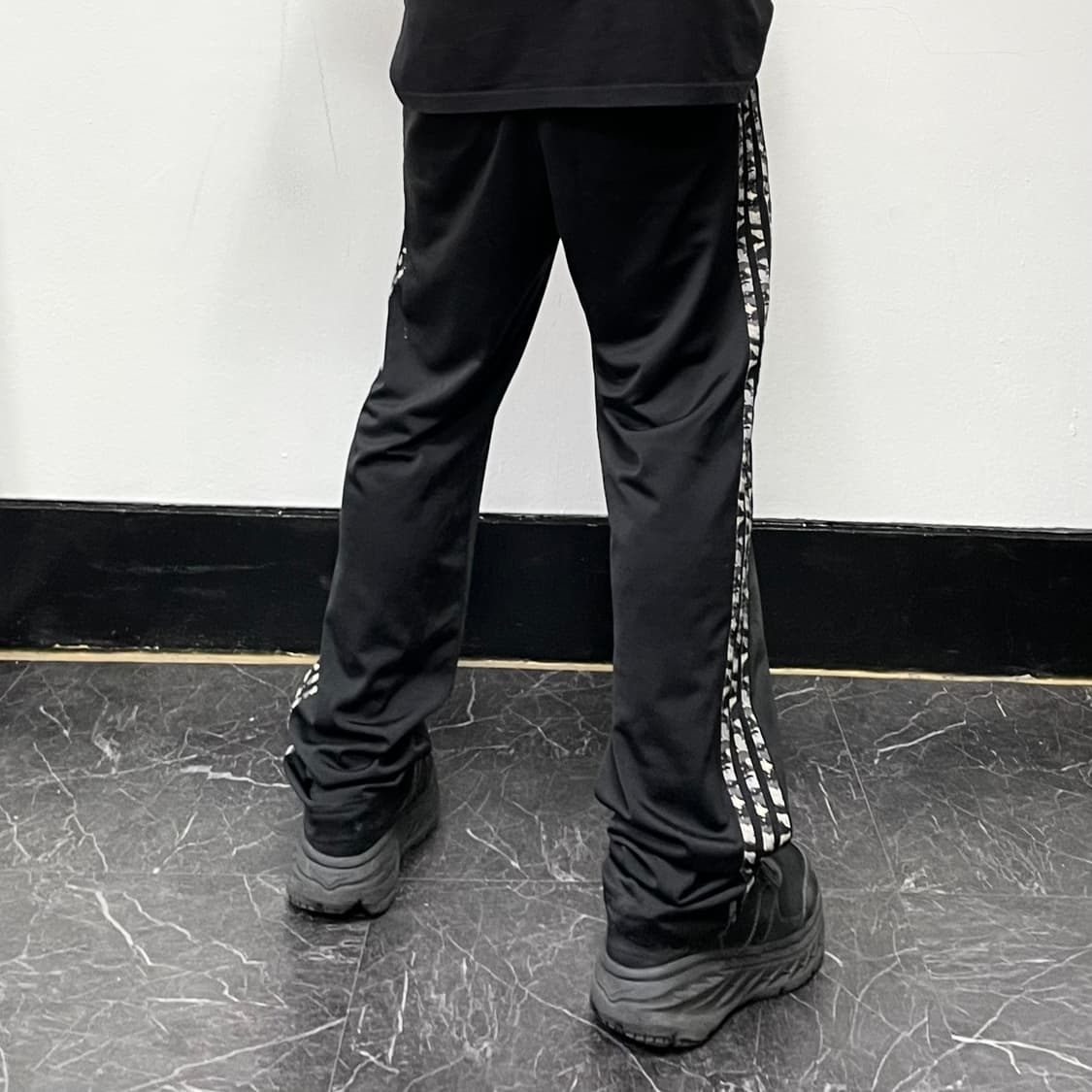 아디다스 블랙 카모삼선 파이어버드 와이드 트랙팬츠 상품이미지3