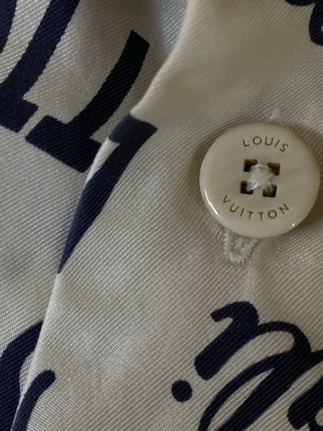 루이비통 시티 로고 프린트 실크셔츠 ㅡ 100~105 상품이미지8