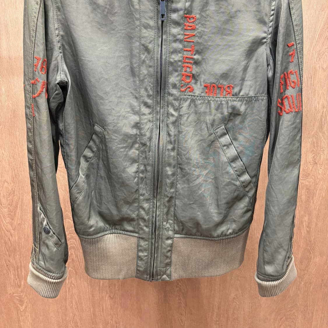 디젤 항공 점퍼 레드 자수 아트워크 어깨 견장 로고 버튼 디테일 카키 상품이미지5