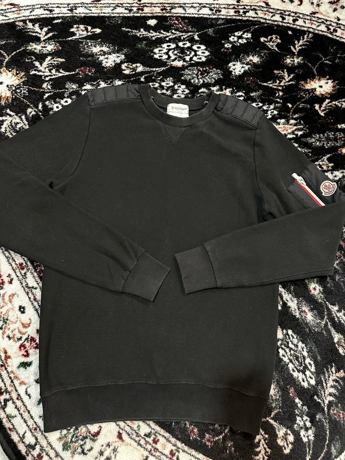 몽클레어 패디드 숄더 맨투맨 블랙 상품이미지1