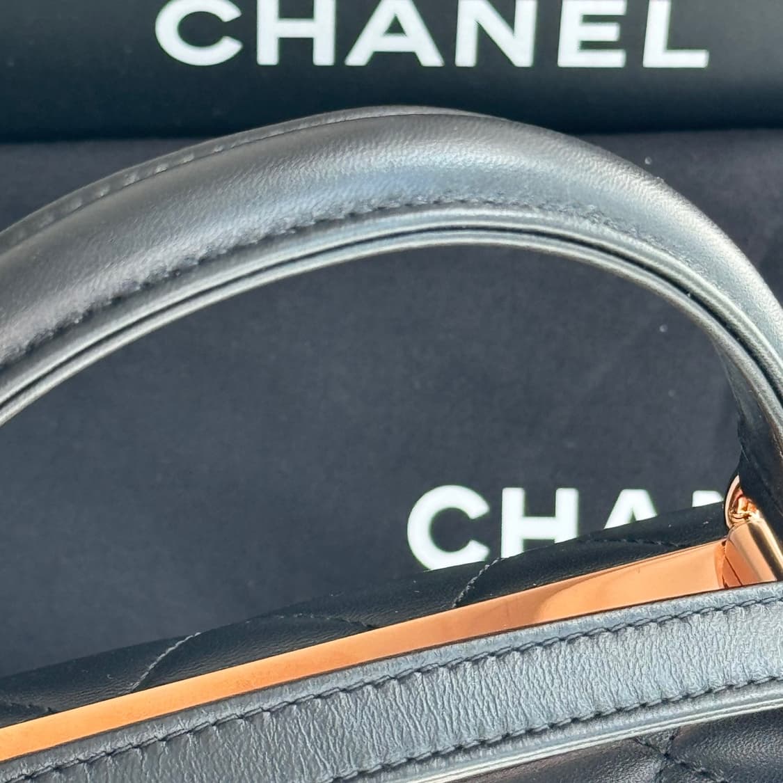 [신품급] 샤넬 트렌디 CC 탑 핸들 스몰 플랩백 블랙 금장 상품이미지10