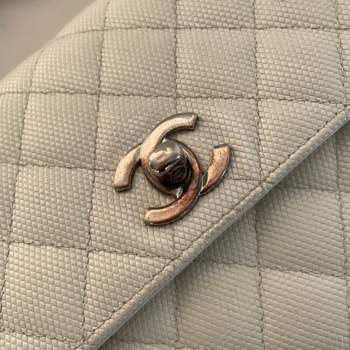 샤넬 클래식 화이트 페이던트 캐비어 코코 마크 플라스틱 볼드 체인플랩백 상품이미지5