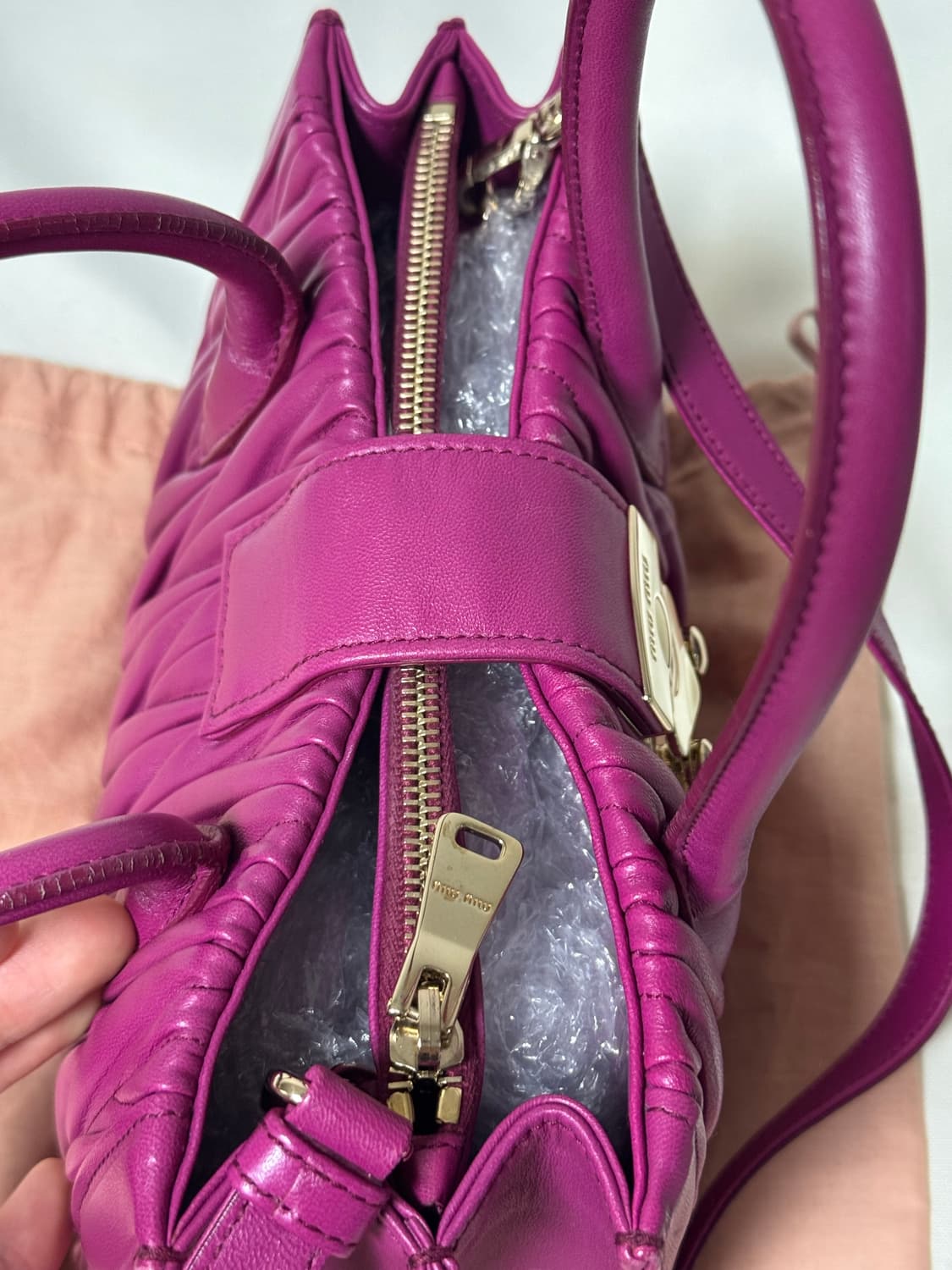 미우미우 컨피덴셜 나파 투웨이백 상품이미지6