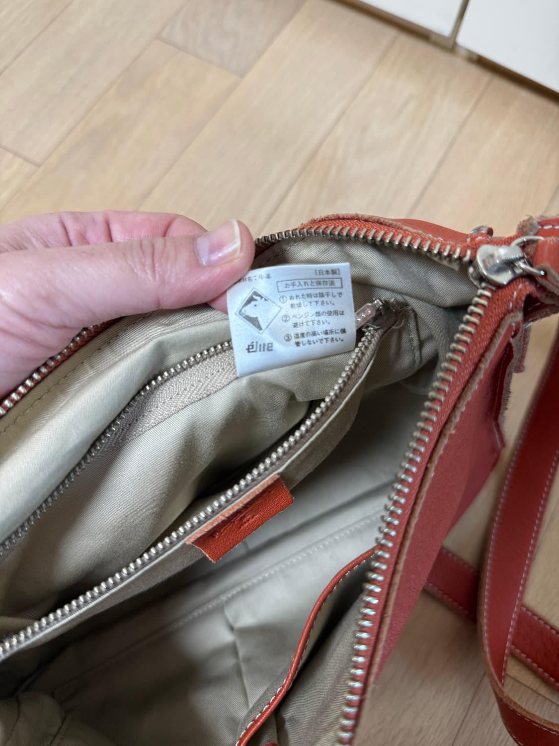 마가렛호웰 아이디어 소가죽 크로스백 상품이미지10