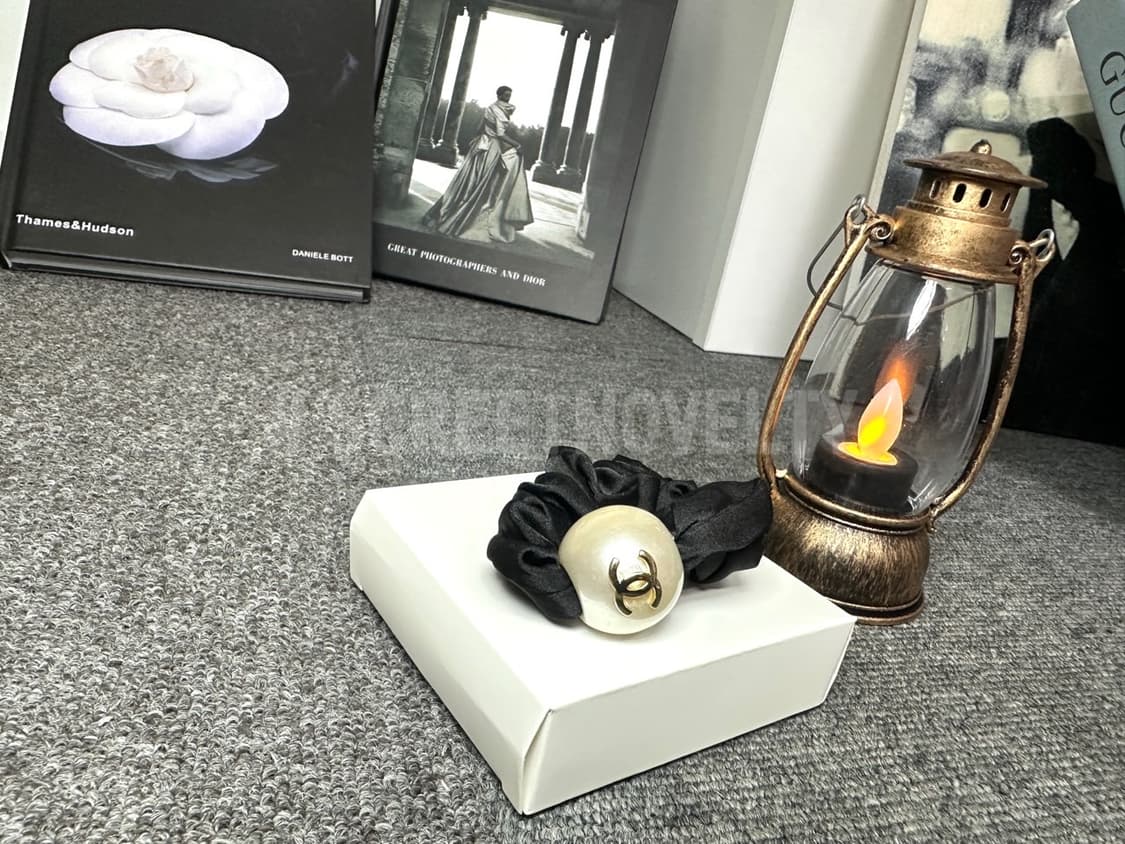 샤넬뷰티 진주 CC로고 헤어슈슈 상품이미지1