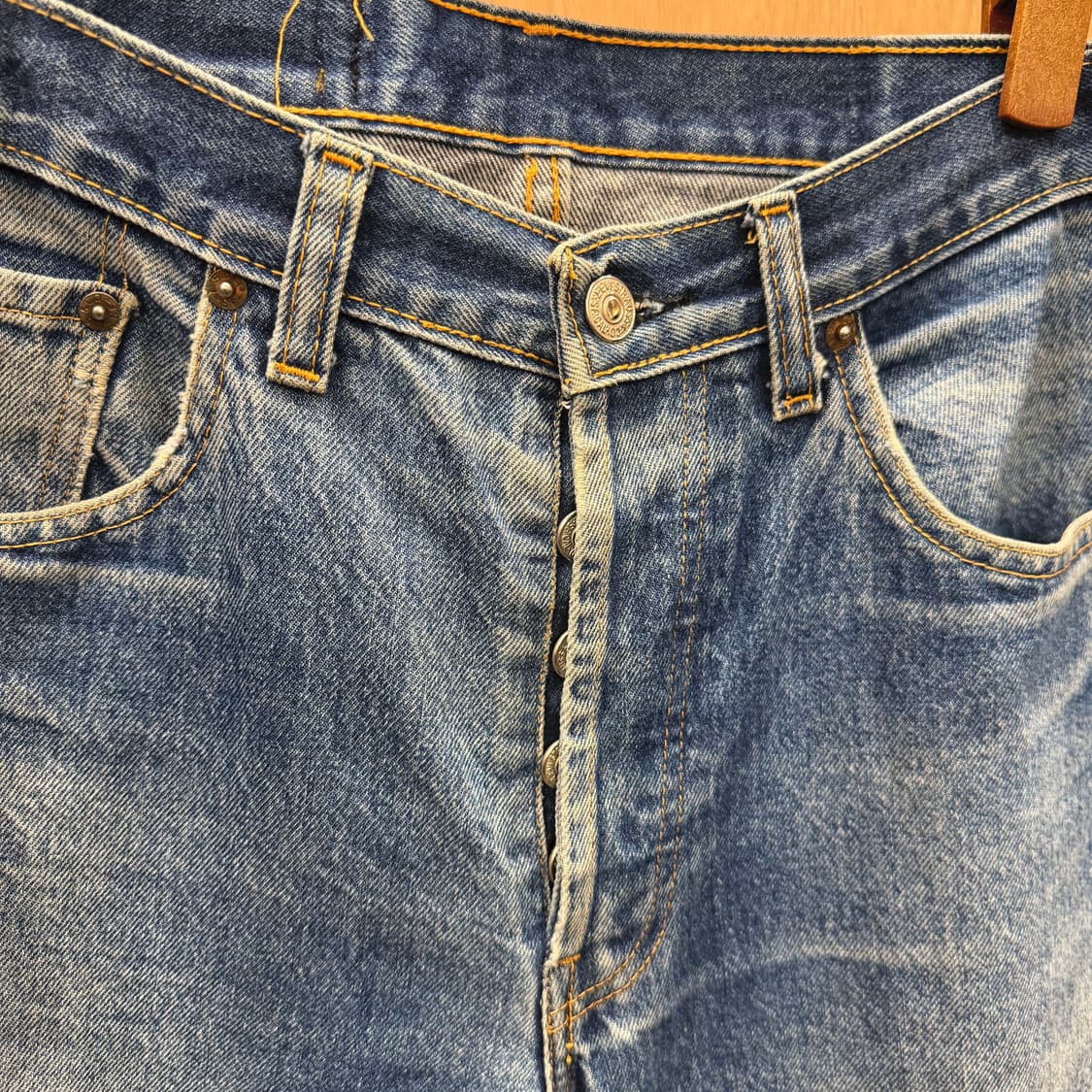 리바이스 워싱 데님 팬츠 로고 탭 버튼 클로징 디테일 레귤러핏 중청 상품이미지6