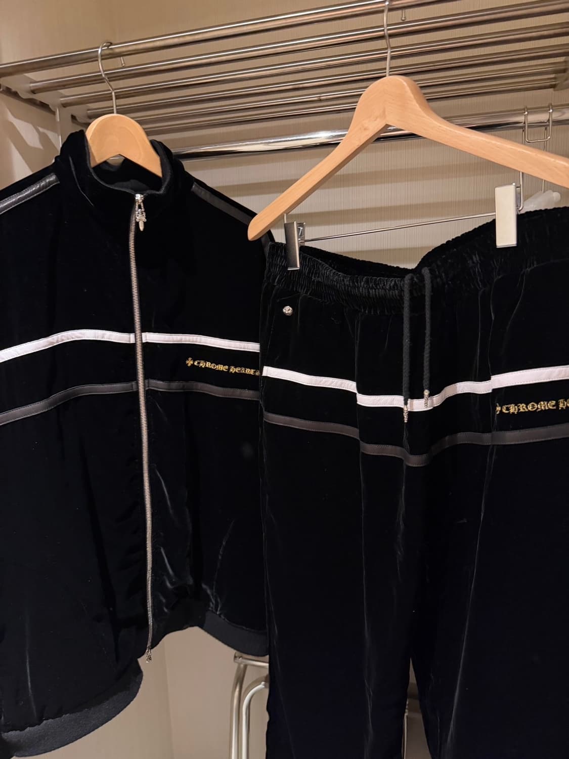 크롬하츠 벨벳 트레이닝 팬츠 상품이미지1