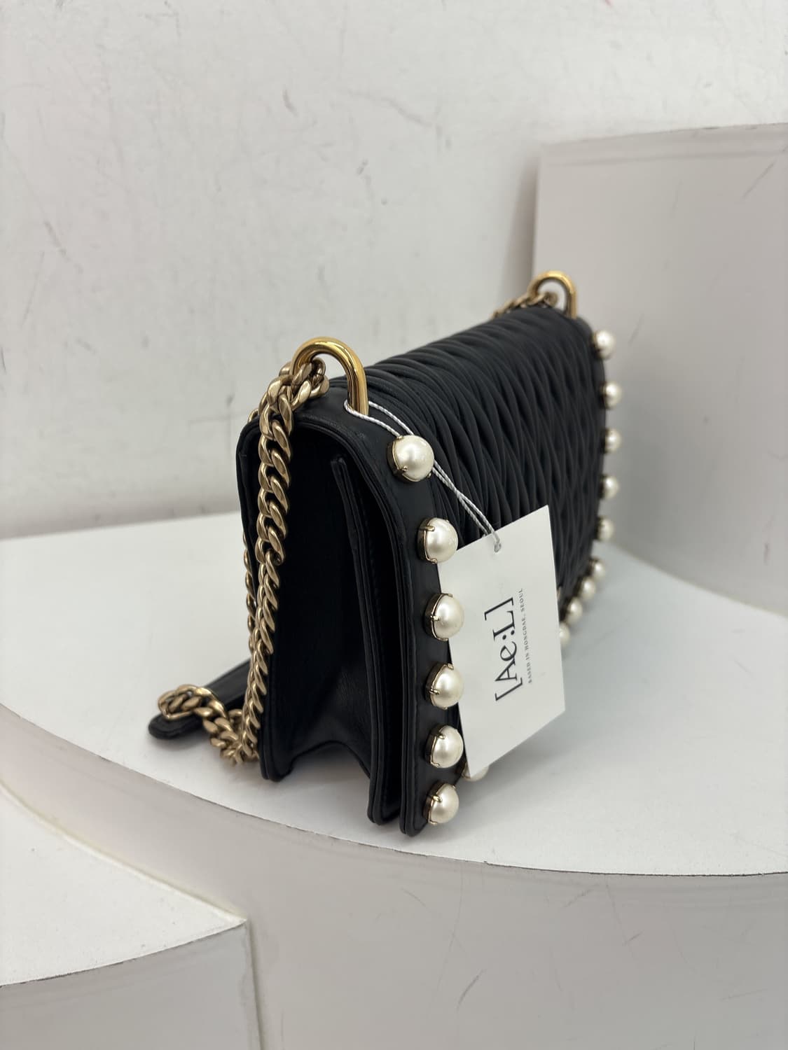 미우미우 마쎄라떼 진주 크로스백 상품이미지2