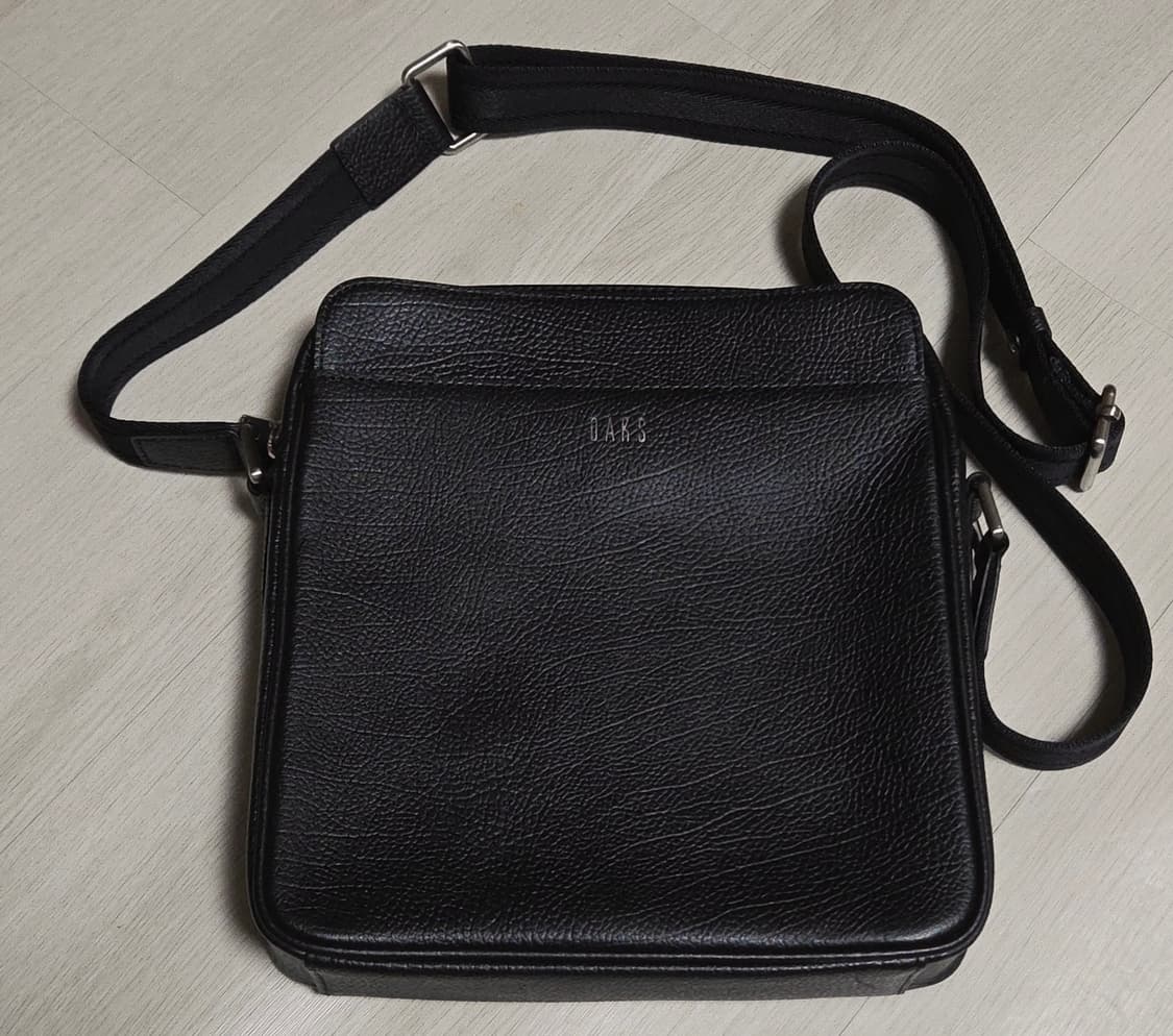 (착샷) 닥스 가죽 크로스백 블랙 Daks 상품이미지1