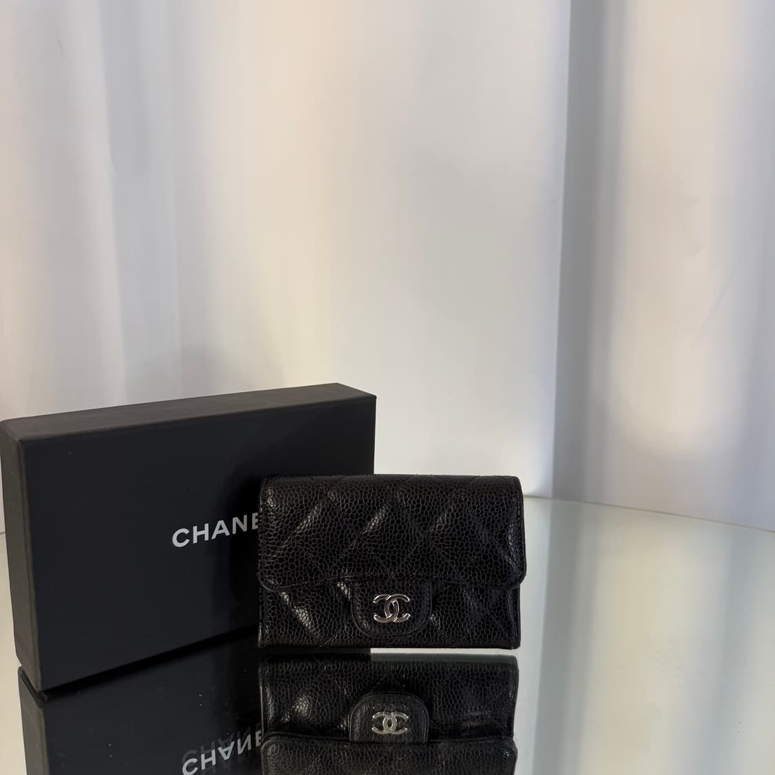 샤넬 클래식 카드 홀더 그레인드 카프스킨 & 실버 메탈 블랙 상품이미지3