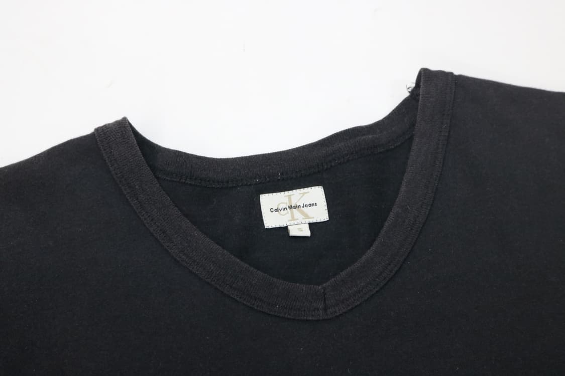 캘빈클라인 진 빈티지 크랙 로고 블랙 브이넥 반팔 티셔츠 상품이미지4