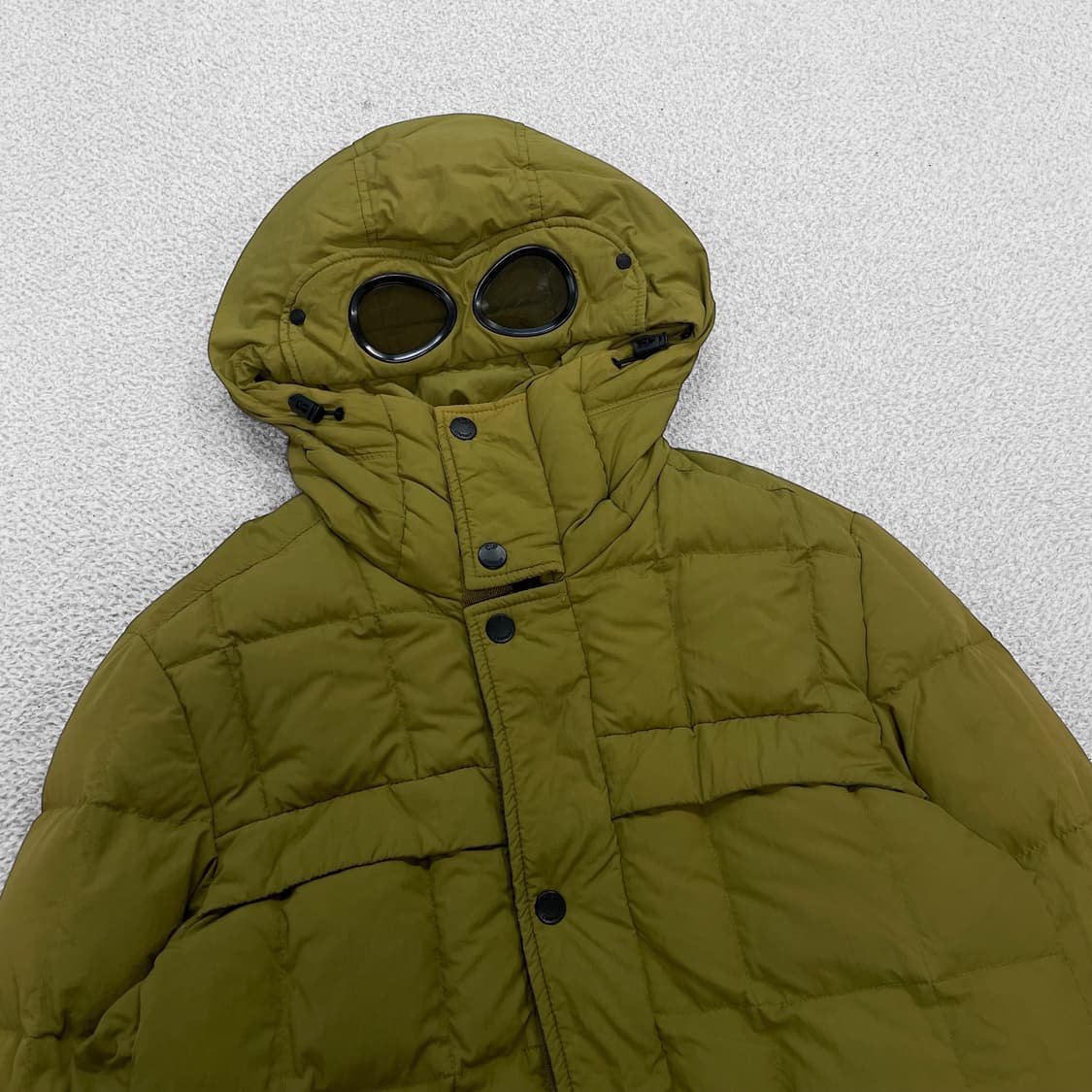 C.P컴퍼니 가먼트다이드 고글 후드 패디드 자켓 올리브그린 상품이미지3