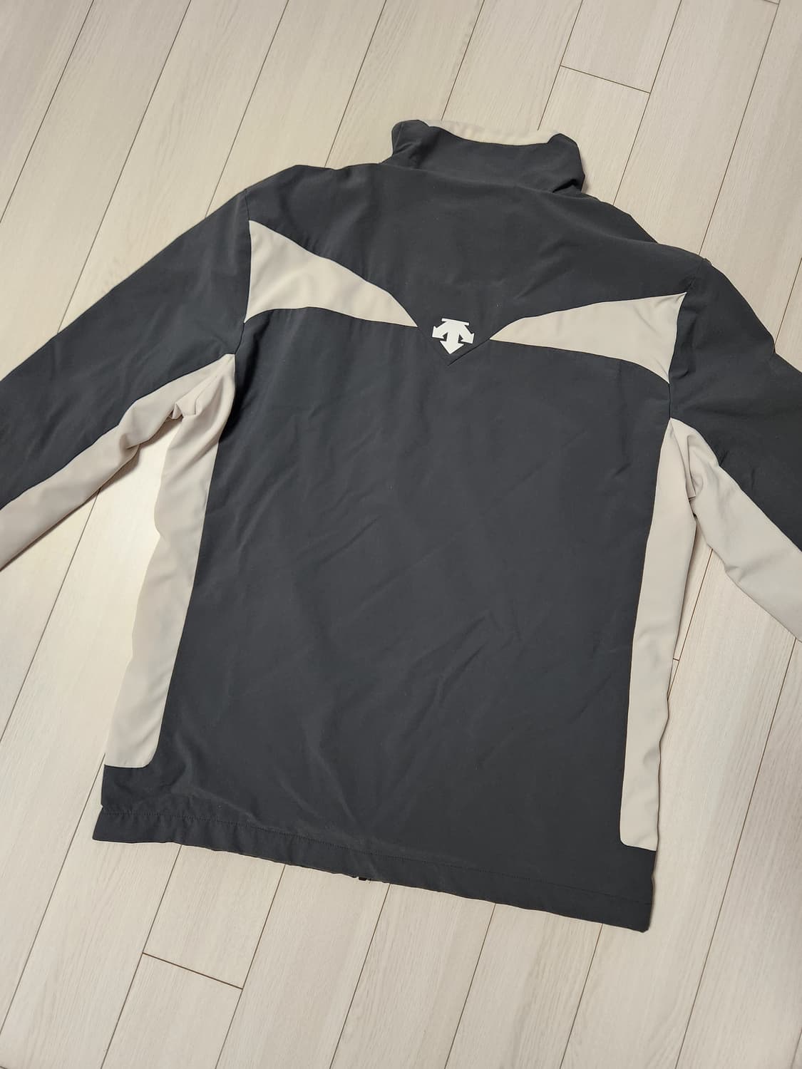 데상트 바람막이 집업 자켓 사이즈100(L)

오염 하자없이 깨끗해요^^ 상품이미지9